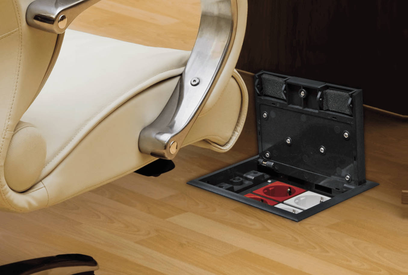 люк в пол с розетками.